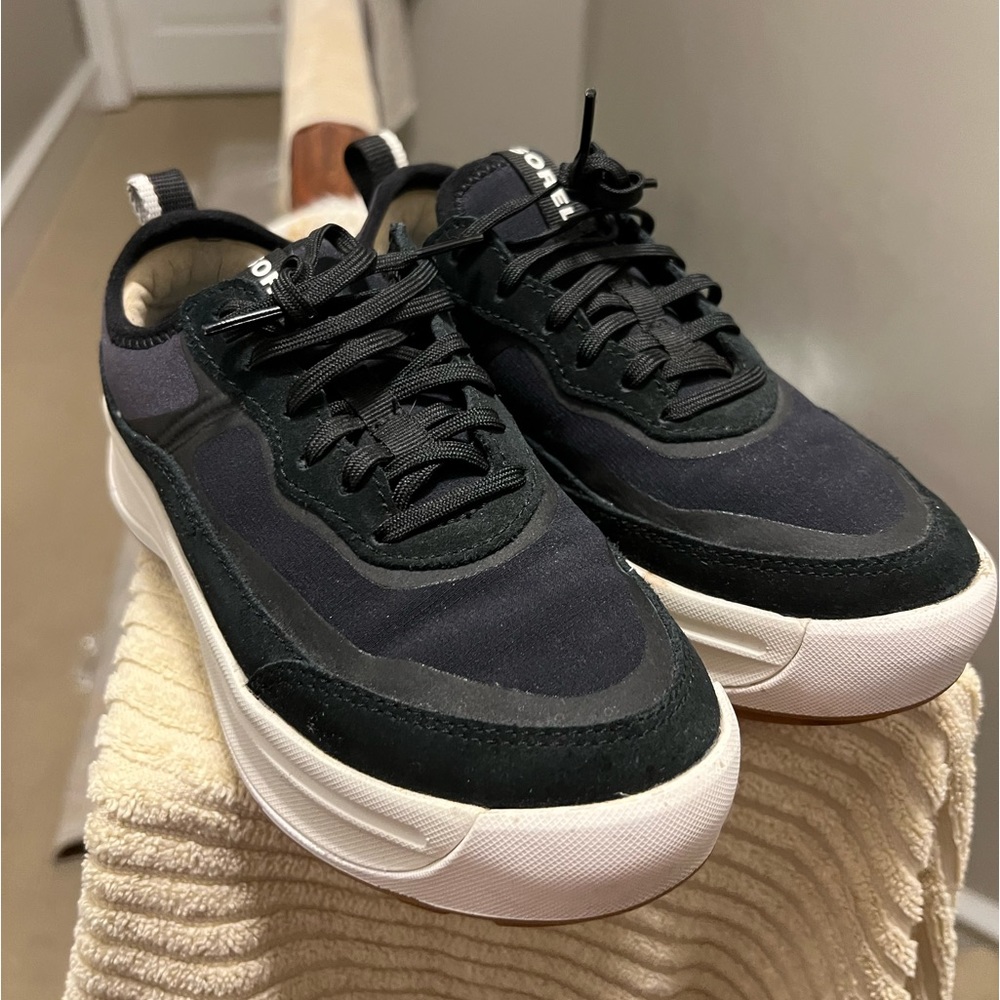 SOREL Women’s Platform Sneakers. SIZE 5.5 fits like 6